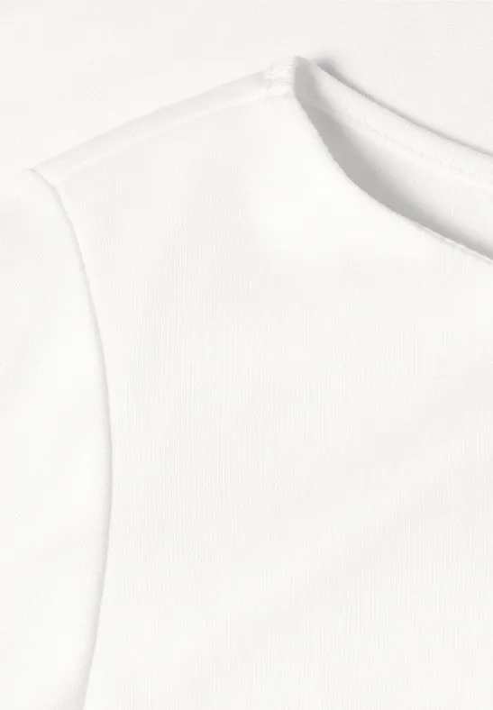 Nahaufnahme eines weißen T-Shirts mit Rundhalsausschnitt.