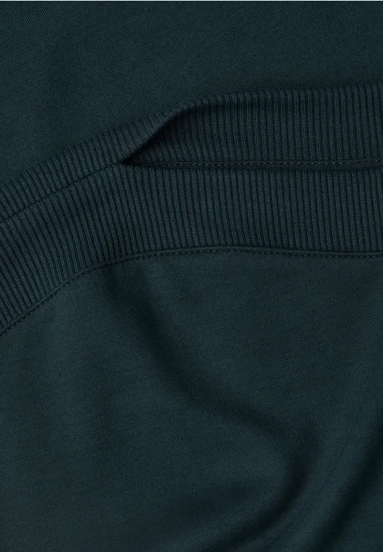 Close-up van donkere stof met fijne ribstructuur en zachte textuur.