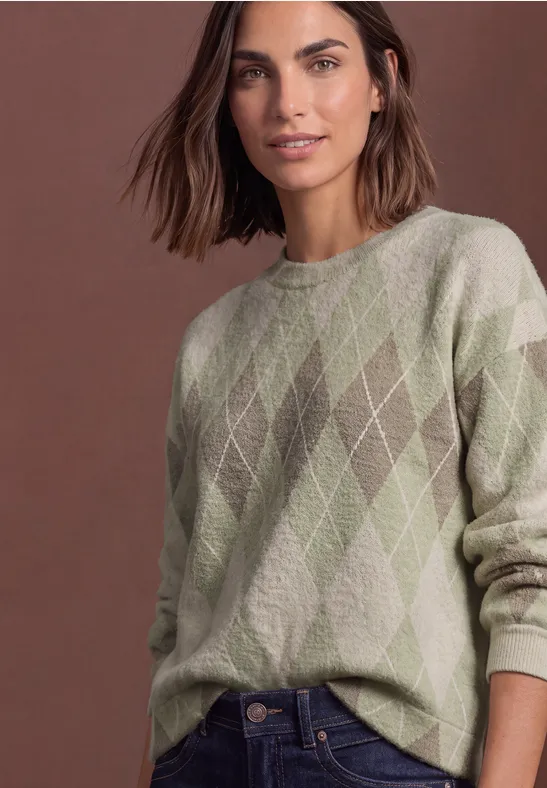 Femme en pull vert à losanges décontracté, portée avec un jean
