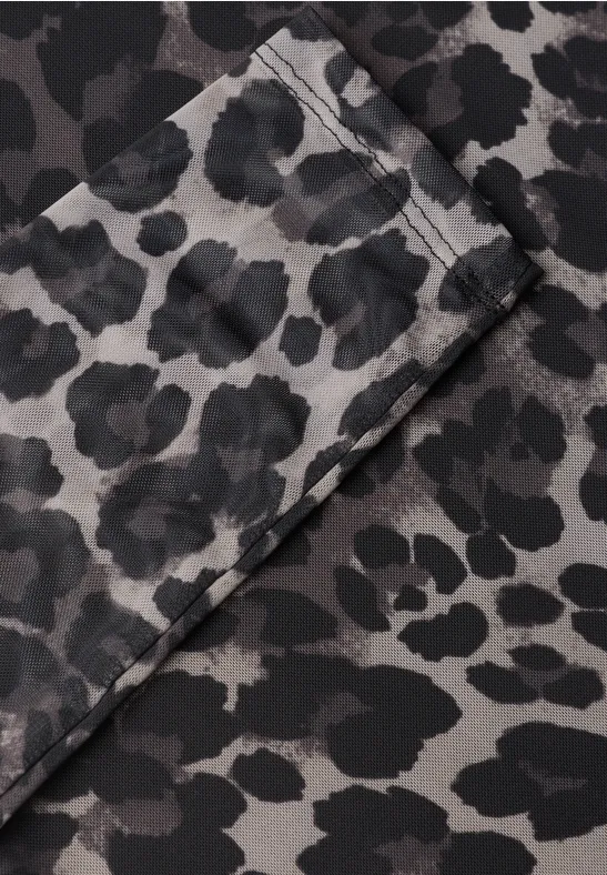 Tissu à motif léopard gris en gros plan.