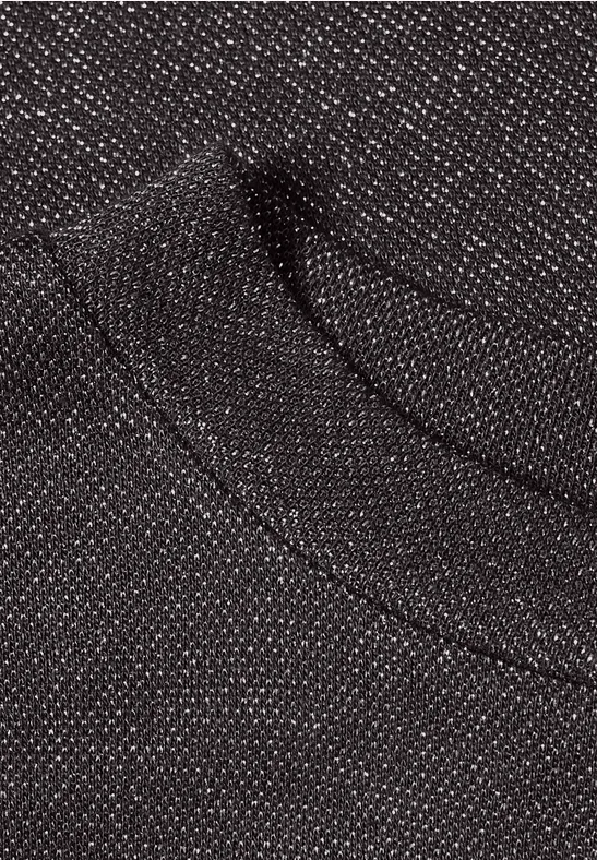 Gros plan sur un textile noir chiné avec une couture apparente, semblant être l'encolure d'un t-shirt.