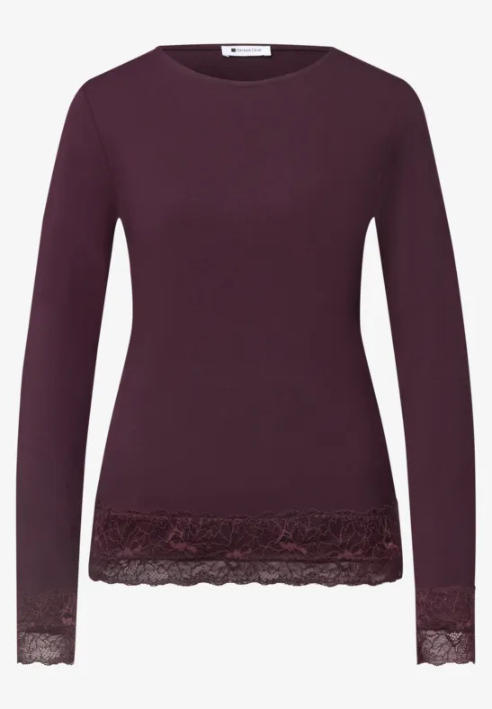 Lila Damenpullover mit langen Ärmeln und Spitzenbesatz am Saum und an den Ärmelbündchen.
