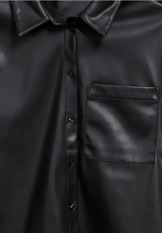Schwarzes Hemd aus Lederimitat mit Brusttasche.