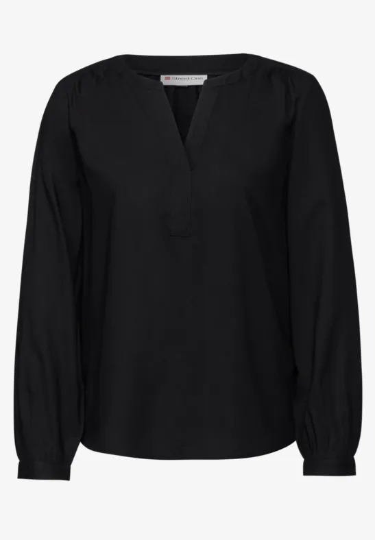 Schwarze Bluse mit langen Ärmeln und V-Ausschnitt.