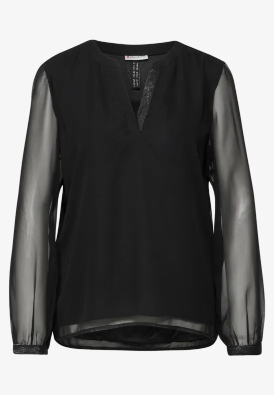 Schwarze Bluse mit transparenten Ärmeln und V-Ausschnitt.