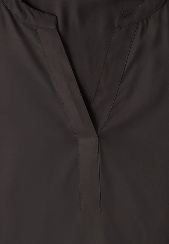 Donker shirt met V-hals en smalle sluiting