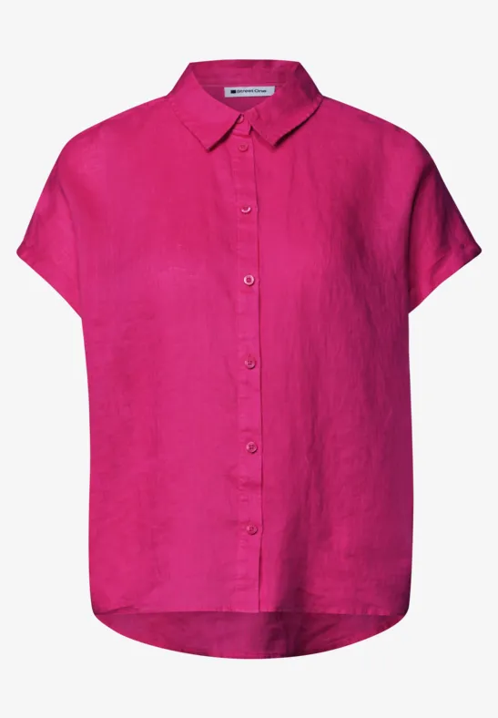 Lichtroze, korte-mouw blouse in fuchsia met knoopsluiting en klassieke overhemdkraag.