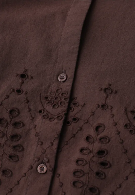 Braunes Hemd mit floraler Stickerei und Cutwork-Details, Knopfleiste in Bildmitte.