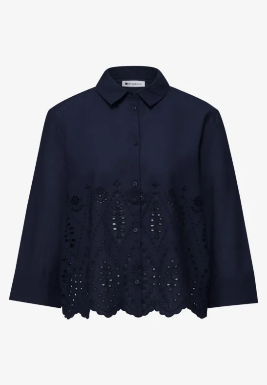 Dunkelblaue, langärmelige Bluse mit Hemdkragen und floraler Lochstickerei am Saum.