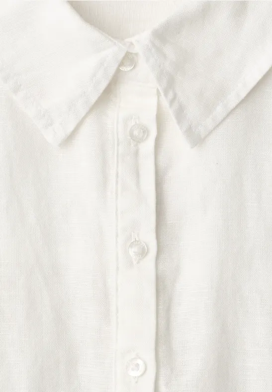 Nahaufnahme eines weißen Hemds mit Knopfleiste und klassischem Kragen.