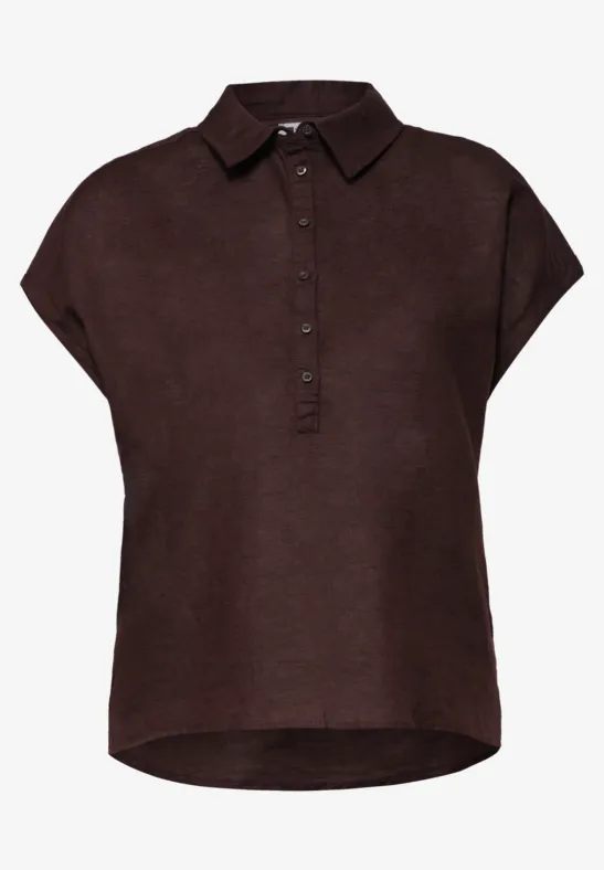 Bruine gebreide top met korte mouwen, polokraag en knoopsluiting, achterkant iets langer.