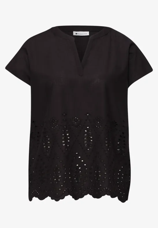 Schwarze, lockere Bluse mit kurzen Ärmeln, V-Ausschnitt, Lochstickerei am Saum und gewelltem Abschluss.