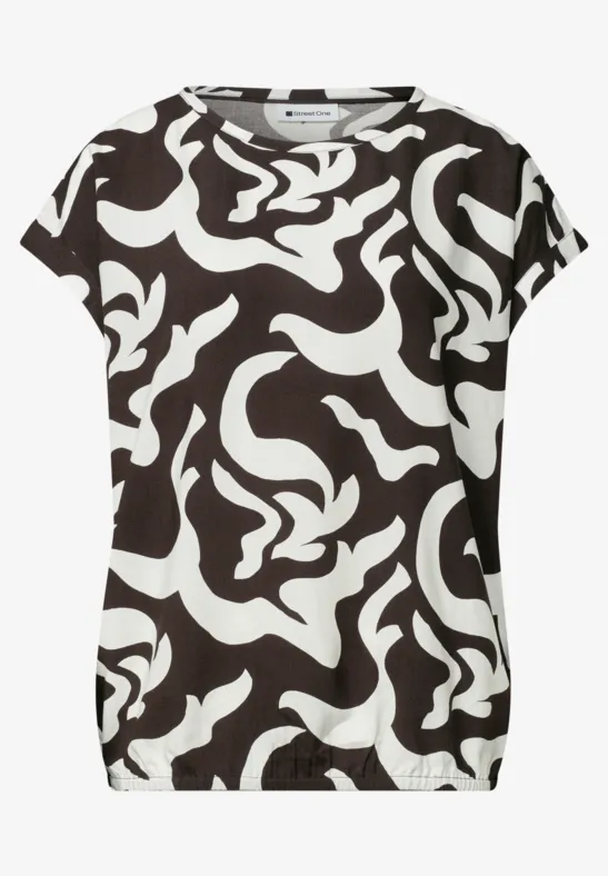 Schwarzes T-Shirt mit weißem abstraktem wellenförmigem Muster