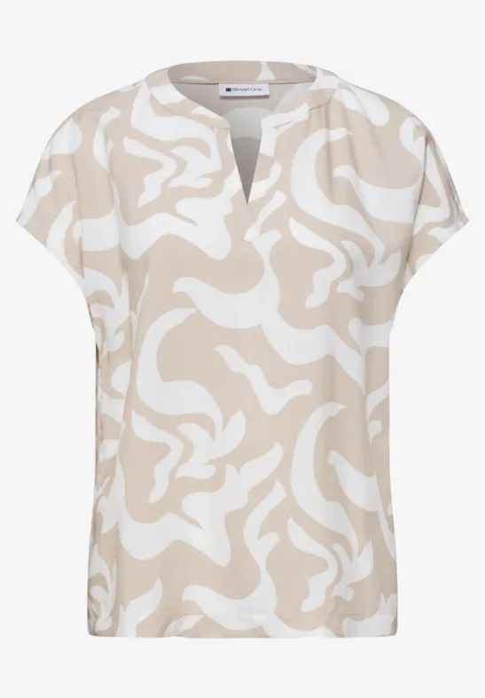 Beige-weiße Kurzarmbluse mit abstraktem, wellenförmigem Muster und V-Ausschnitt.