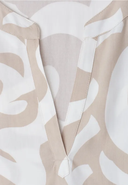 Beige-weißes Textilmuster mit großen abstrakten, organischen Formen.