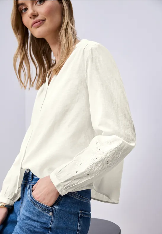 Blouse met V-hals en borduursel off white