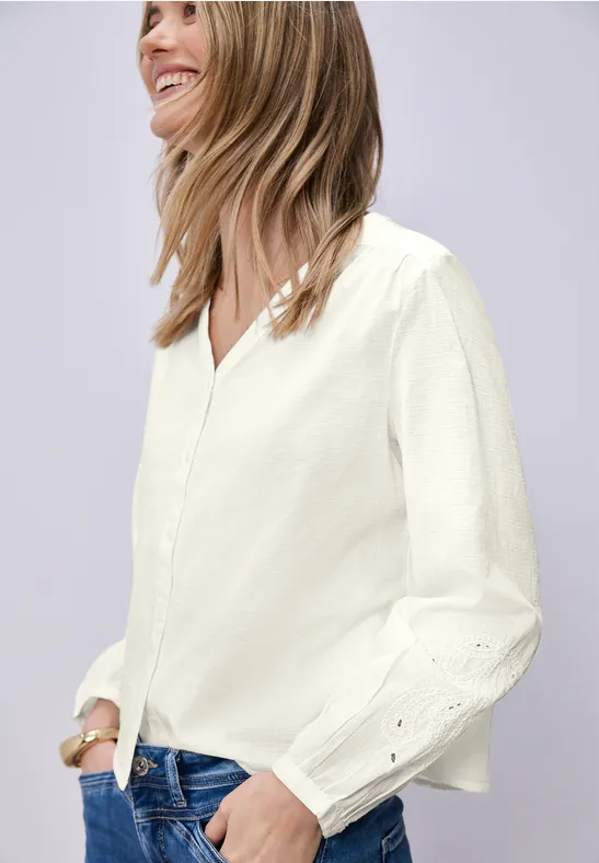 Blouse met V-hals en borduursel off white