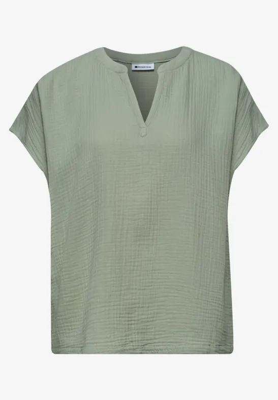 Salbeigrünes Kurzarmshirt mit V-Ausschnitt und feiner Struktur.