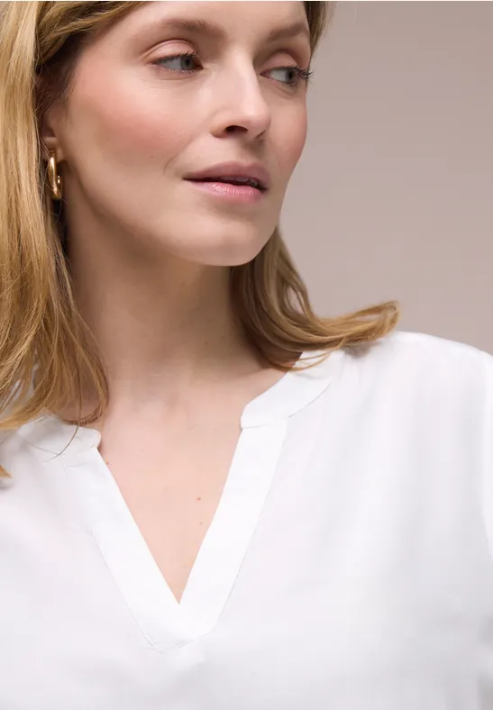 Blouse met gespleten hals en omslag White