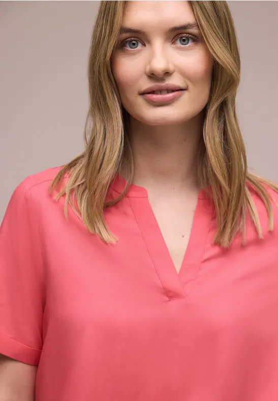 Blouse met gespleten hals en omslag striking coral