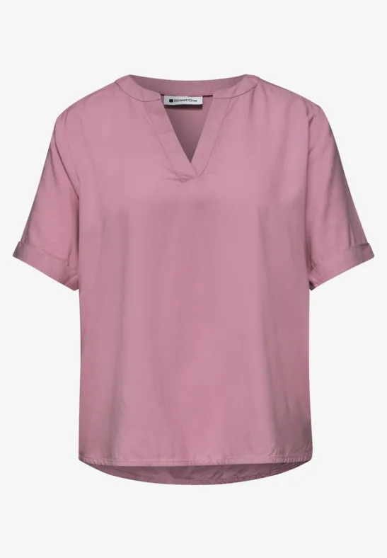 Roze blouse met korte mouwen en V-hals, eenvoudig model.