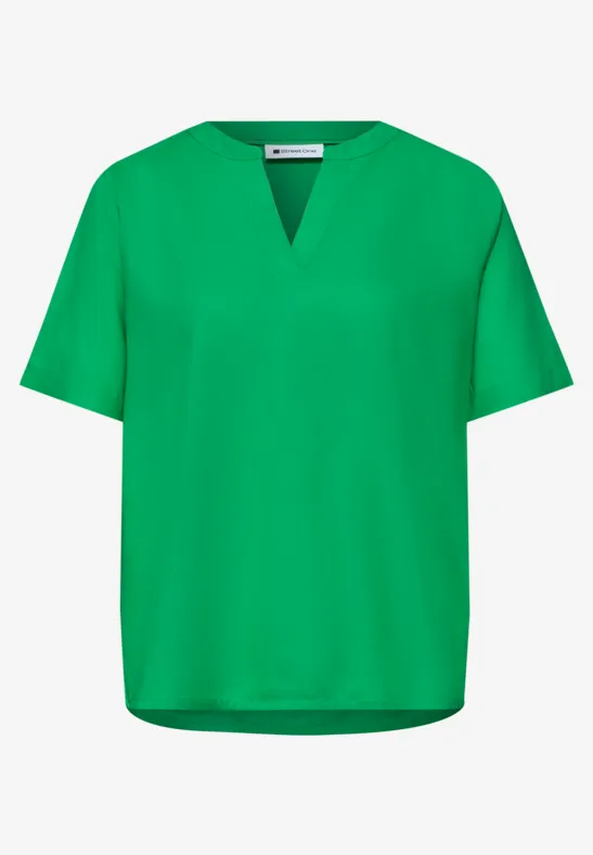 Groen T-shirt met korte mouwen, V-hals en iets langere achterkant.