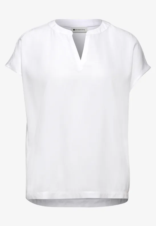 Witte damesblouse met korte mouwen, V-hals en licht afgeronde zoom.