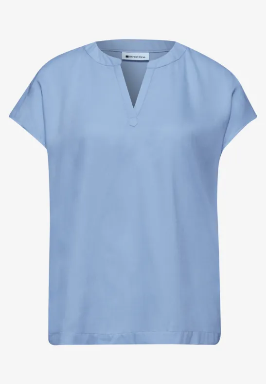 Leichte hellblaue Damenbluse mit kurzem Arm, V-Ausschnitt und Stehkragen.
