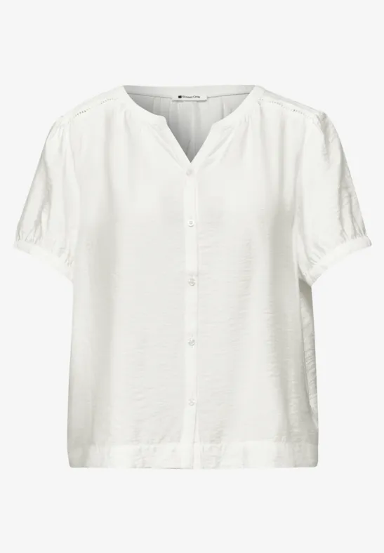 Witte blouse met korte mouwen, knoopsluiting en subtiele V-hals.