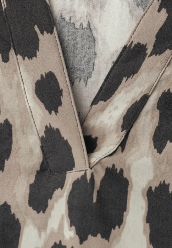 Bluse mit Split Neck und Animal Print timeless beige