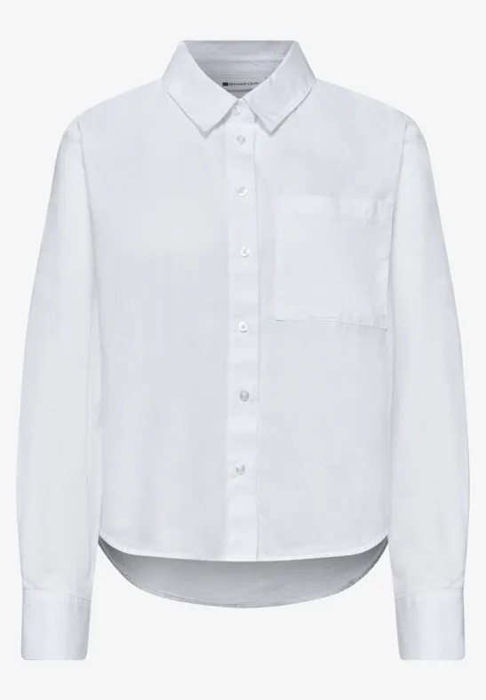 Weißes Hemd mit Kragen, Knopfleiste und Brusttasche.