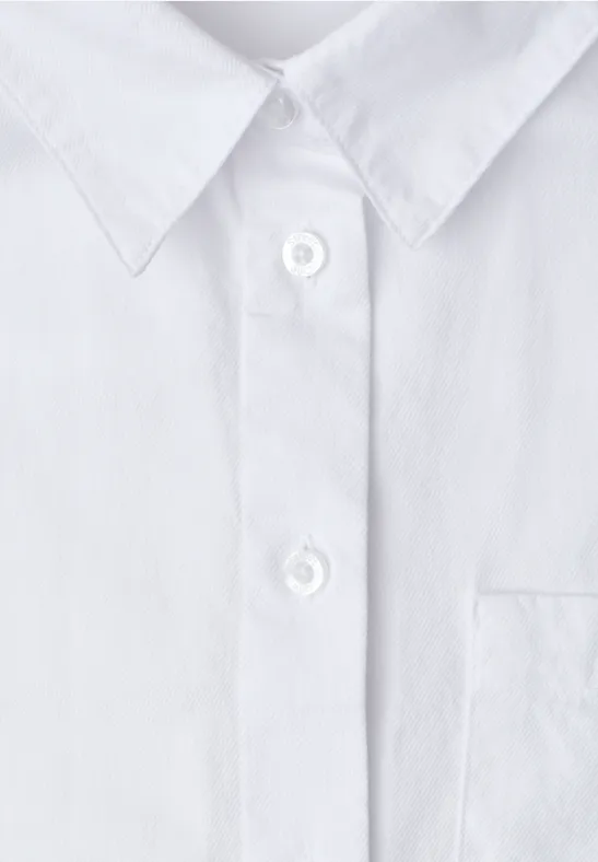 Weiße Hemdbluse mit Kragen, Knopfleiste und Brusttasche aus Baumwollstoff.
