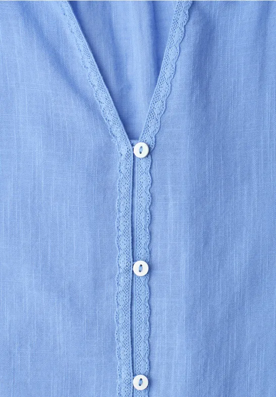 Hellblaues Hemd mit zarter Spitzenkante und weißen Knöpfen