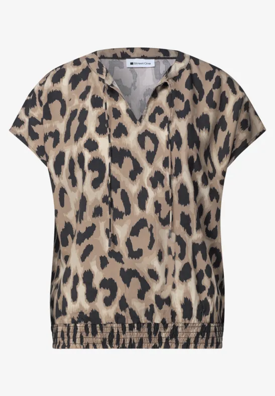 Licht dames-T-shirt met luipaardprint, V-hals en elastische zoom.