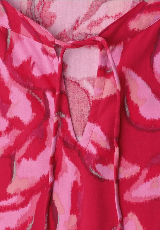 Rode en roze midi-jurk met bloemmotief, doorschijnende stof, V-hals met keyhole en smalle bindstrik.