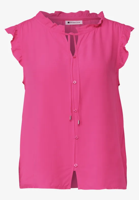 Mouwloze blouse in fuchsia roze, luchtig model met volantkraag en striksluiting bij de hals.