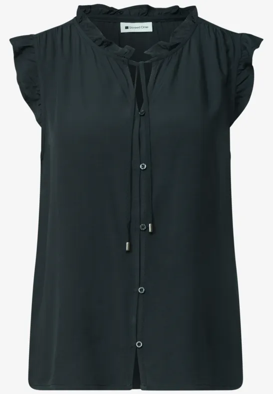 Zwarte mouwloze blouse met V-hals, striklint en verborgen knoopsluiting.