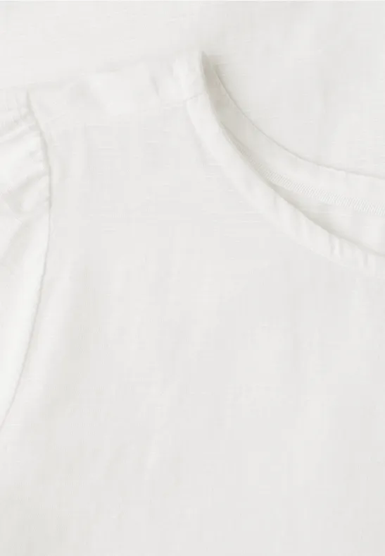 Nahaufnahme eines schlichten weißen T-Shirts mit Rundhalsausschnitt.