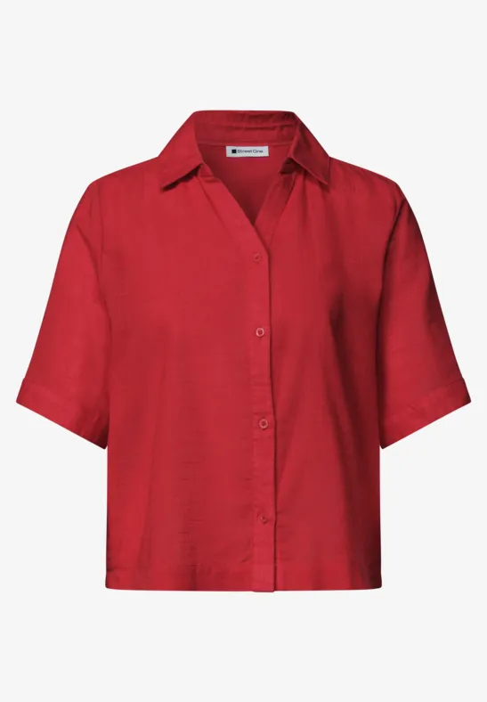 Rode blouse met korte mouwen, klassieke kraag en knoopsluiting.