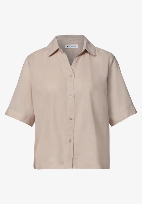 Beige kortmouwblouse met kraag en knoopsluiting, losse pasvorm.