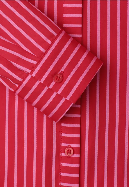 Rotes Hemd mit pinkfarbenen Streifen und roten Knöpfen, Nahaufnahme von Ärmel und Knopfleiste.