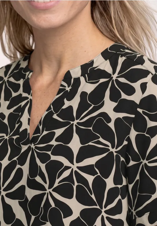Damesblouse in beige met zwart bloemenpatroon en V-hals