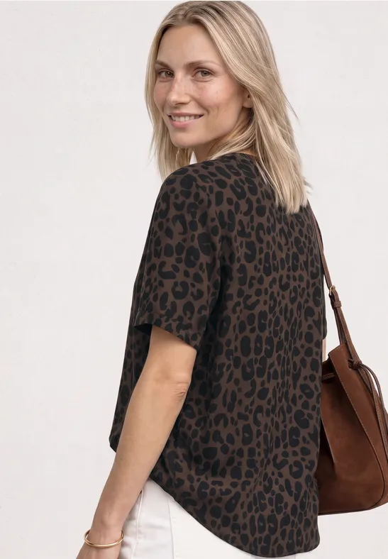 Vrouw in bruin-zwarte luipaardprint T-shirt met schoudertas