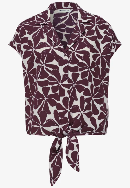 Kurzärmlige, knöpfbare Bluse mit Kragen, violett-weißem Blättermuster und Knoten in der Taille.