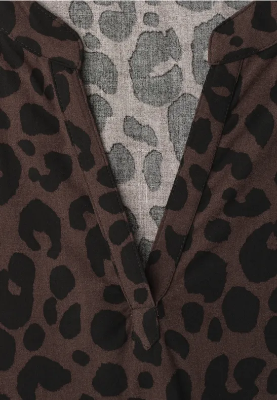 Haut marron à encolure en V avec motif léopard noir.