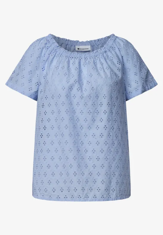 Lichtblauwe blouse met korte mouwen, eyeletdessin, losse pasvorm en elastische boothals.