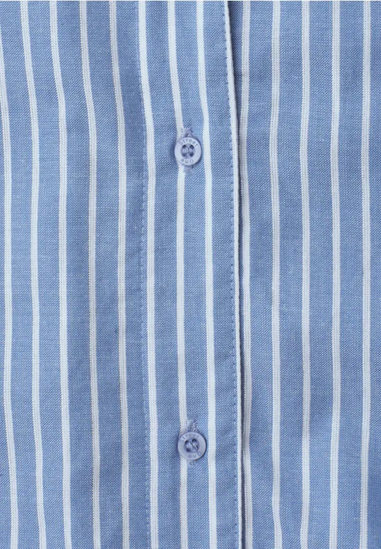 Close-up van een lichtblauw-wit gestreept overhemd met knoopsluiting.