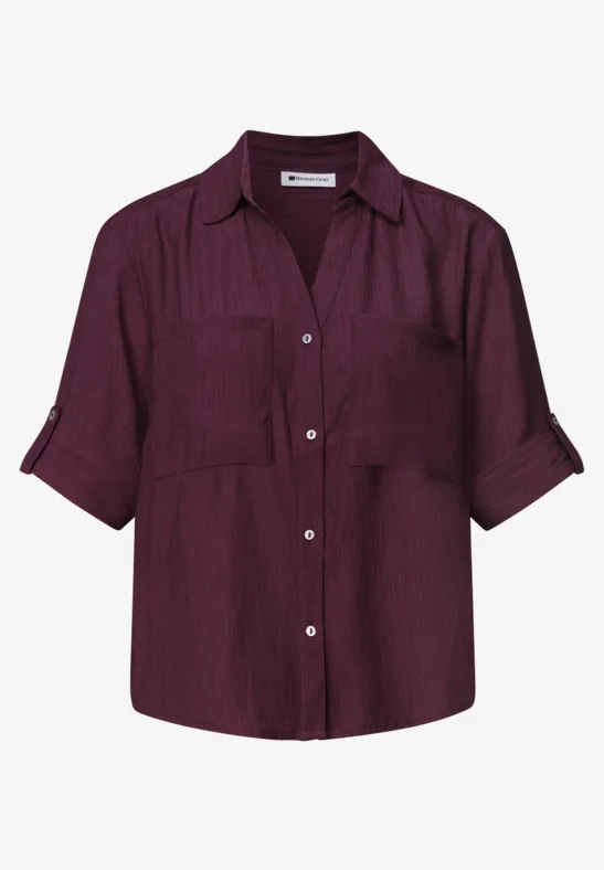 Casual damesblouse in bordeaux, korte mouwen, knoopsluiting, boordkraag en borstzakken.