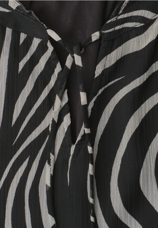 Close-up van een kledingstuk met zwart-witte zebraprint