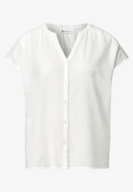 Weiße, kurzärmlige Bluse mit V-Ausschnitt und Knopfleiste.